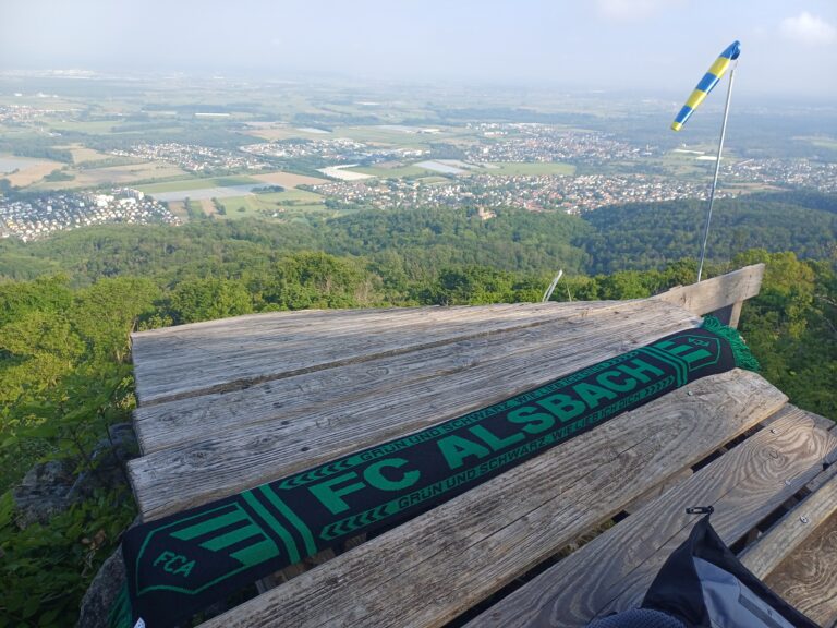 FCA-Fanschal und FCA-Aufkleber erhältlich!